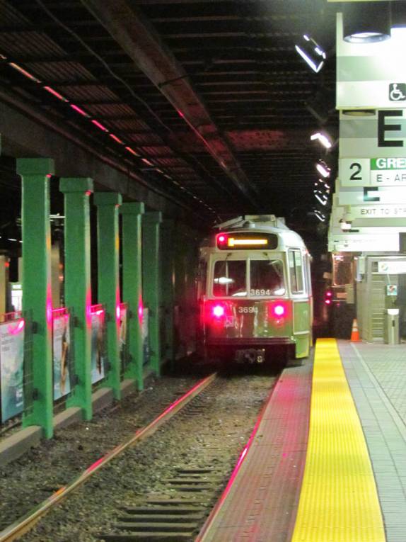 Trem do metrô de Boston, capital de Massachusetts, nos Estados Unidos